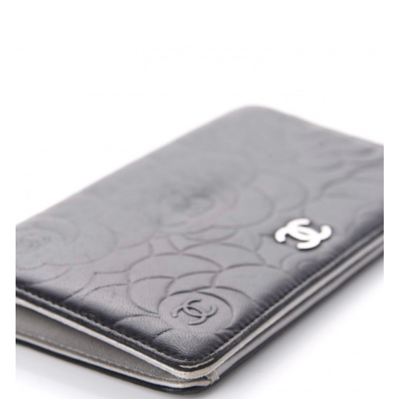 This is an authentic CHANEL Lambskin Camellia Embossed Yen Wallet in Black. - Picture 4 of 8